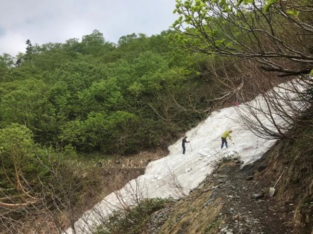 柏原新道整備中　「アザミ沢」雪渓の雪切り作業