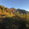 冷池山荘からの鹿島槍ヶ岳。始まった紅葉に朝日が降り注ぎます。