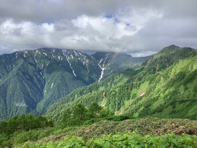 朝、針ノ木岳方面にうっすらと虹がかかりました