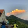 入道雲が夕日に染まり、爺ヶ岳が噴火したようになっていました