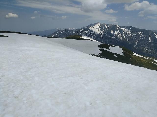 上ノ岳方面は、まだ雪が多く残っていて、一般的ではありません
