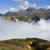 紅葉する弓折岳稜線から雲海の槍ヶ岳を望む(10月6日撮影)