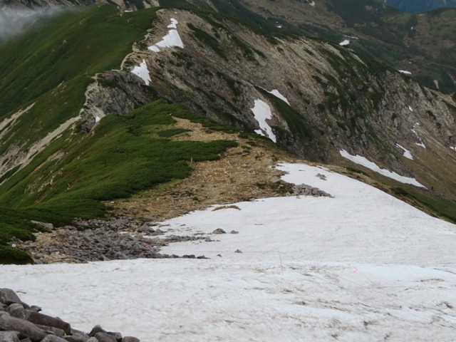 山荘から見たテント場の残雪。例年よりだいぶ少なめです