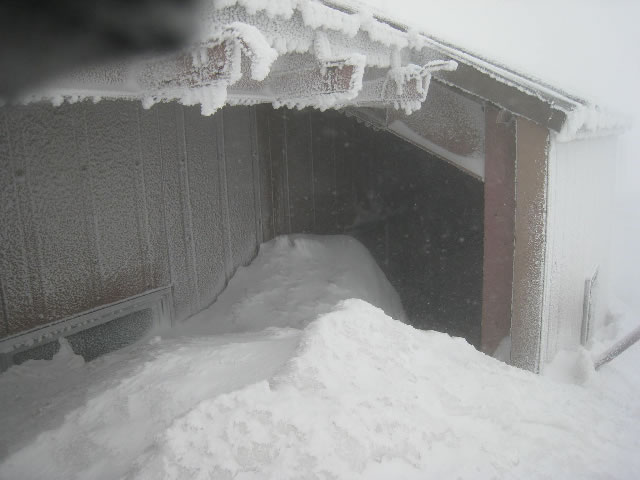 避難小屋の入口は雪に埋まっている場合もあります 