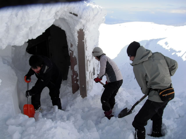 山頂小屋の穴掘りボランティア 