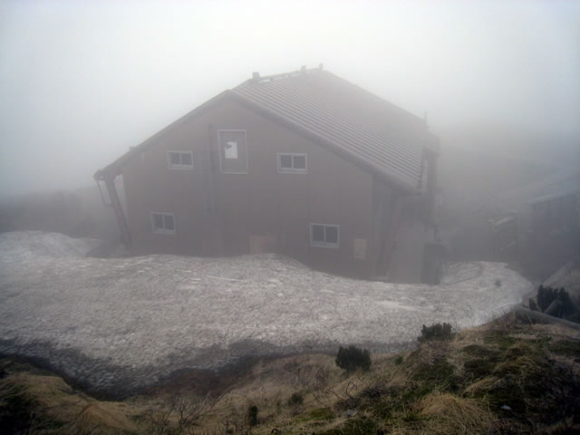 山頂避難小屋の周辺に少しだけ残雪あり 