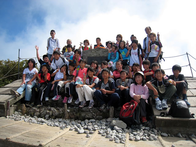 山頂での米子市立和田小学校５年生 