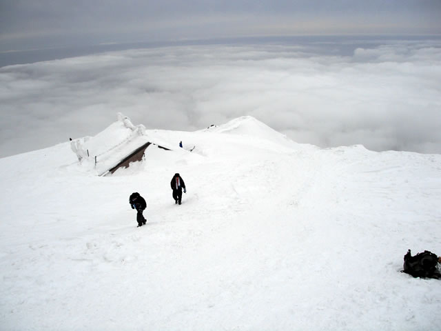 山頂避難小屋と雲海 