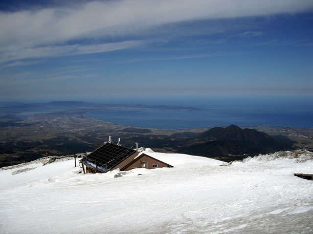 山頂から見る避難小屋と弓ヶ浜 