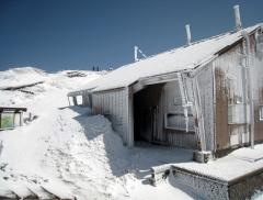 山頂避難小屋。新雪が平均約20cm。