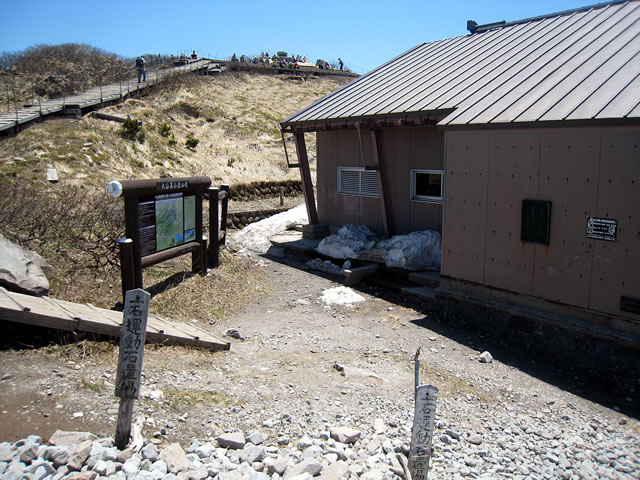 山頂避難小屋の横の雪