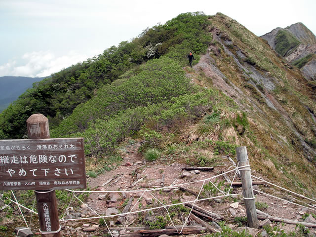 山頂付近で、立ち入り禁止の看板もあるところで、起きているロープ越えの現状。山のマナーが問われます。