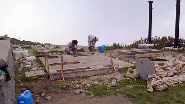 山頂避難小屋の工事も無事にコンクリ打ちも終わり、あと少しのようです