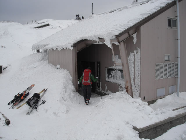 山頂避難小屋の入口付近