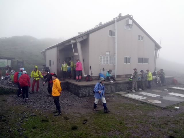 山開きの日の雨で、意外に少なかった山頂小屋付近