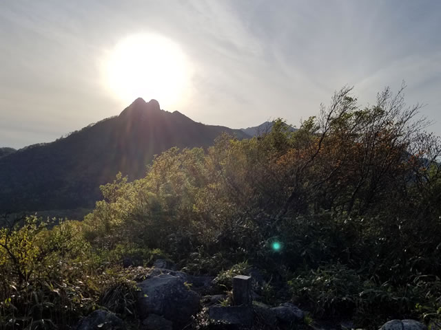 象山山頂より大山山系に沈む夕日(2019年5月撮影)
