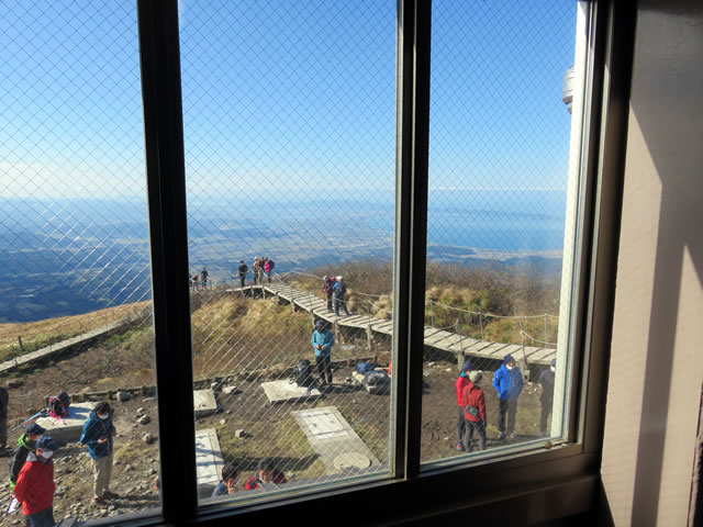 新しい山頂避難小屋　2階西側の窓から米子市内が見渡せます。