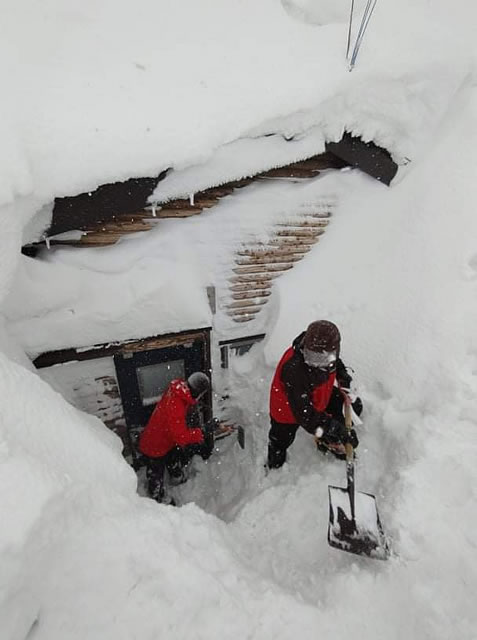 雪に埋まった6合目避難小屋　掘り出す前の状態