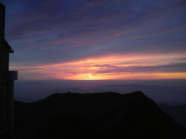 石鎚神社頂上山荘から見る夜明け 
