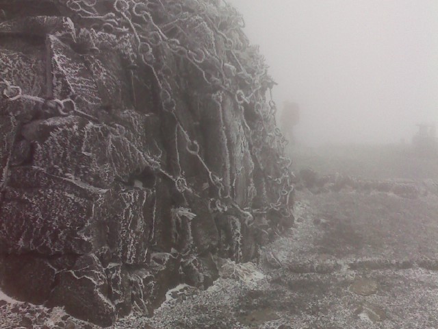 昨日とは一転、霧氷と雪の頂上の様子　気温-3℃で、風が強く、めちゃ寒いです。 