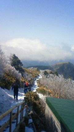 まだ、一部で雪の残る剣山周辺 