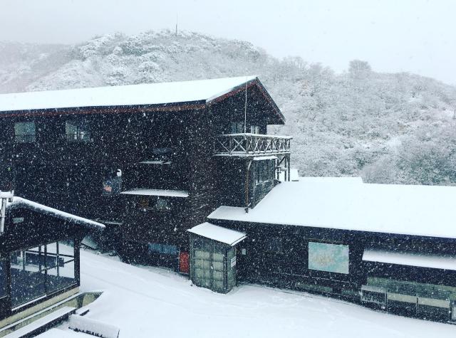 降雪中の山荘