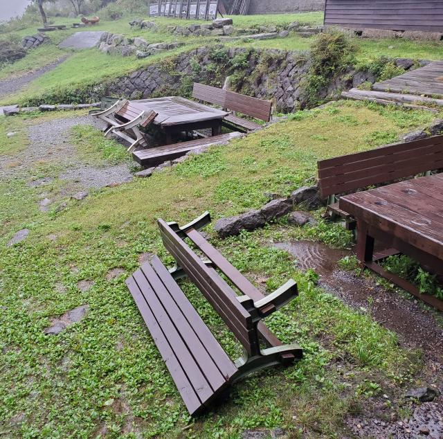 台風通過後　山荘前のベンチがひっくり返ってました