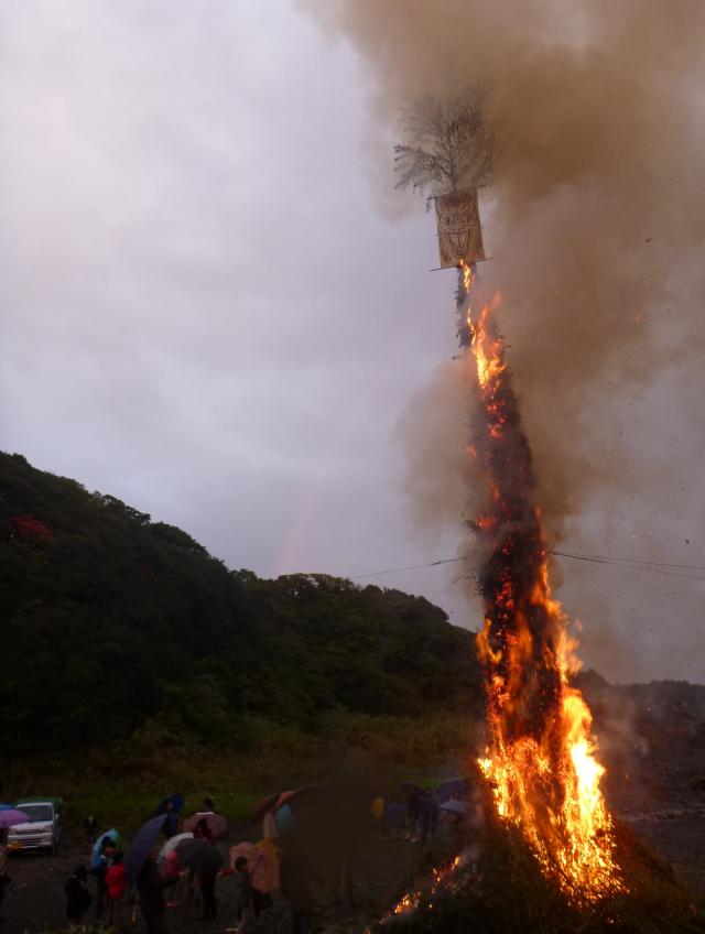 正月行事「鬼火焚き」。炎が櫓の頂点にある鬼の絵に向って燃え上がってゆきます。