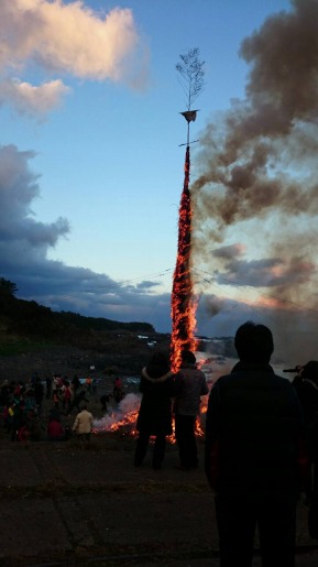 1月7日夕方、各集落で行われた「鬼火焚き」。正月用の飾りなどを集めて燃やす火祭りです。鬼（悪霊）を追い払い、健康を祈願するという意味がこめられています。