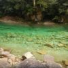 「晴れの沢」。屋久島の山や森の中では天気の状態により、変化のある色彩豊かな自然の表情が楽しめます。透明度抜群の沢の水が、エメラルドグリーンに輝きます。