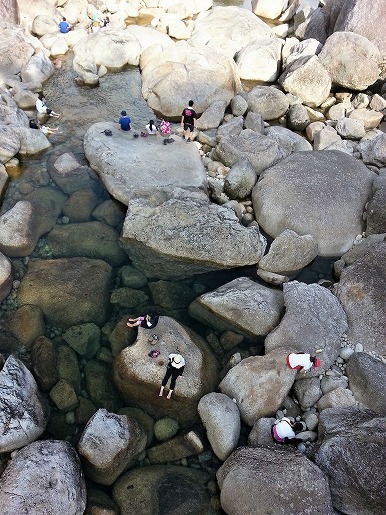 安房川小杉谷橋下でアイシング中の登山者たち