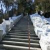 武蔵御嶽神社の男坂　参拝する方のために、除雪されています。登山道は除雪されていません。
