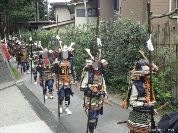 武蔵御嶽神社の祭事の中でも、最も格式が高いお祭り日の出祭が執り行われまました。山頂まで歩く武者行列も2年ぶりに行われました