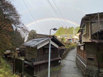 朝方お天気雨が降り、集落に虹がかかりました