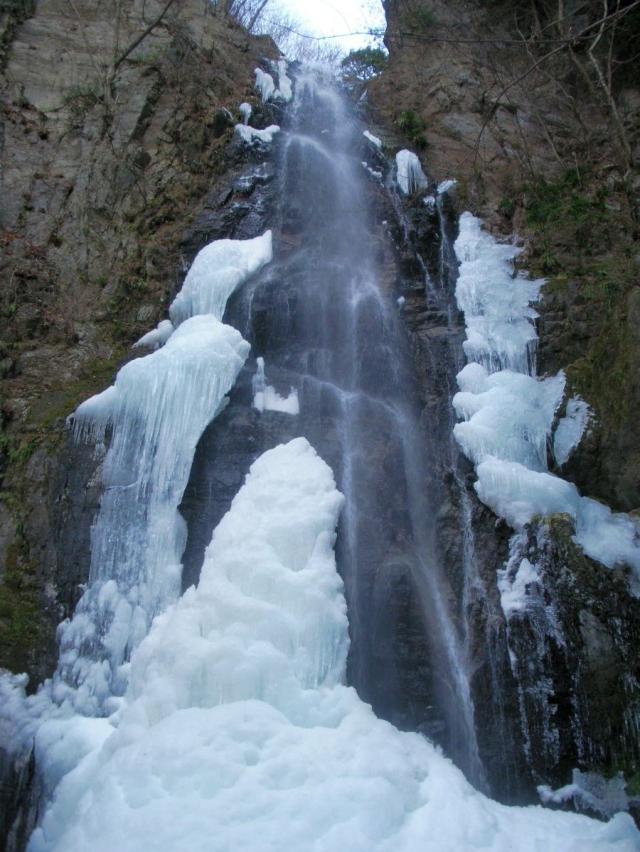 部分氷結した百尋の滝 