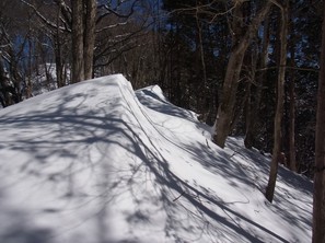 登山道に吹き溜まった雪
