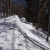 登山道に吹き溜まった雪