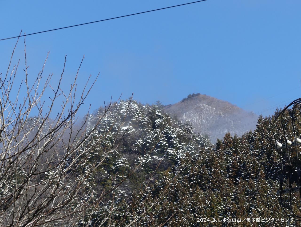 本仁田山（1224ｍ）も地面に雪がついて見えます。明日以降の登山は無理をせずにお願いします。