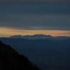 中央アルプスの山々を朝焼けの雲の間から遠望 