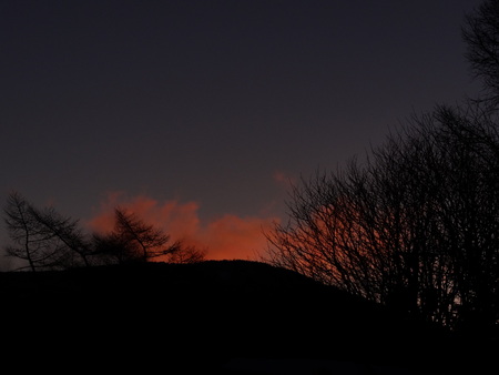日の出の時　快晴で、わずかに浮かぶ雲が朝日で赤く染まり始めました。 