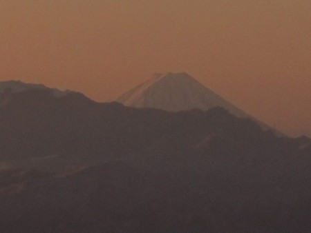 富士山がくっきりと朝日に浴びて赤く染まっていました。 