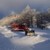 雪上車と高峰温泉の看板 