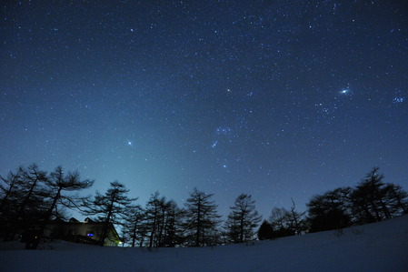 オリオン座を中心として四方に流れ星がたくさん流れた夜 