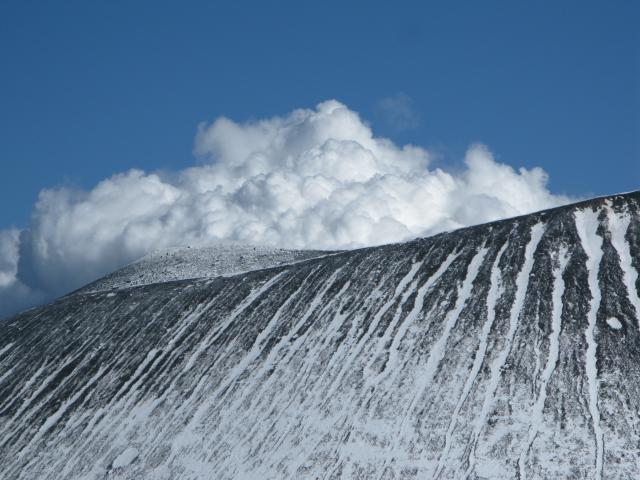 黒斑山から見た浅間山の縞模様　浸食作用でできた山筋に雪が入りまるで版画のようです。
