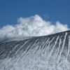 黒斑山から見た浅間山の縞模様　浸食作用でできた山筋に雪が入りまるで版画のようです。
