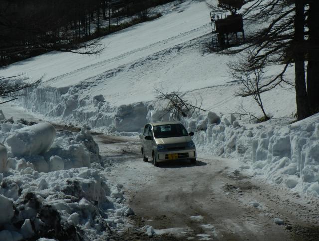 湯ノ丸除雪の様子　高峰温泉から湯の丸高原へ続く林道の除雪作業も行われ、5月開通をめどに進められています。