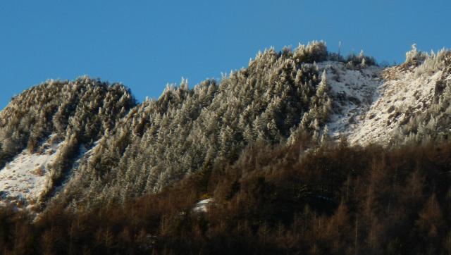 水の塔の山々が綺麗な雪景色が落ちないで白く輝いています。今朝は放射冷却でこの冬一番の冷え込みとなり、最低気温は－15度。