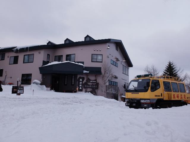 宿への雪上車と宿前の積雪