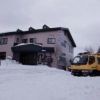 宿への雪上車と宿前の積雪