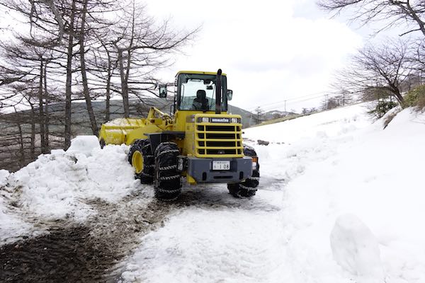 湯の丸高峰林道は5月3日を開通目標で除雪整備中